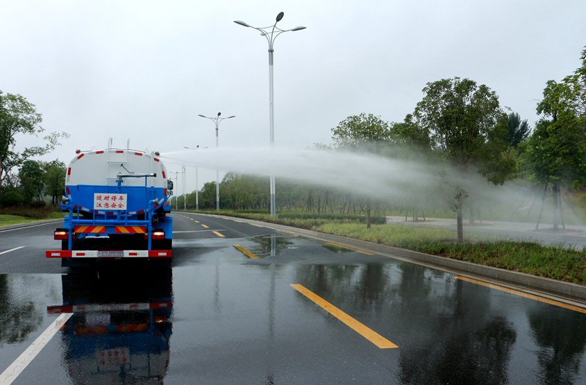 歐曼20噸灑水車運水車頂噴功能演示